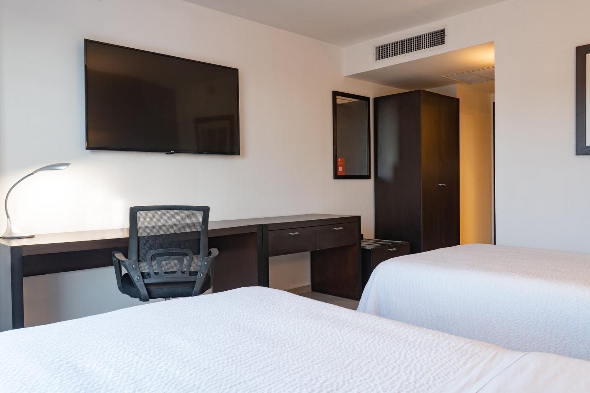 Fiesta Inn Tepic Bagian luar foto